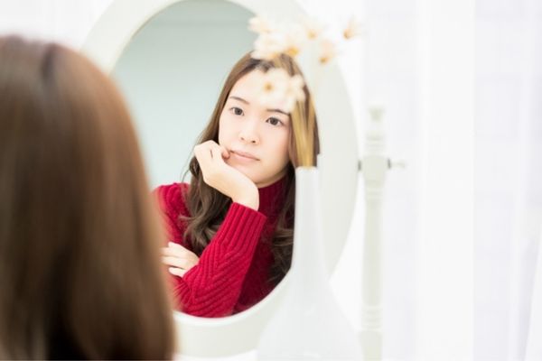 鏡　女性