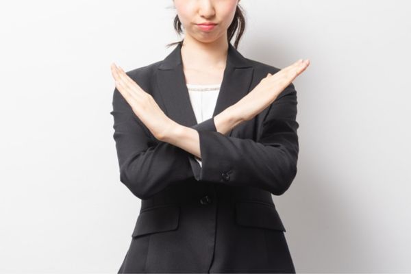 手でバツ