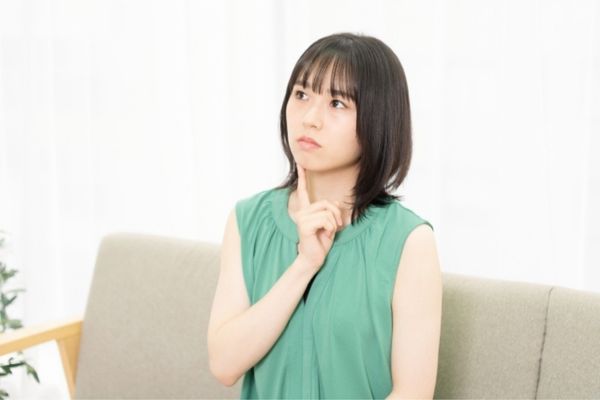 考える女性