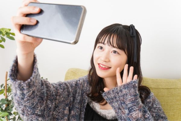 スマホ 配信 女性